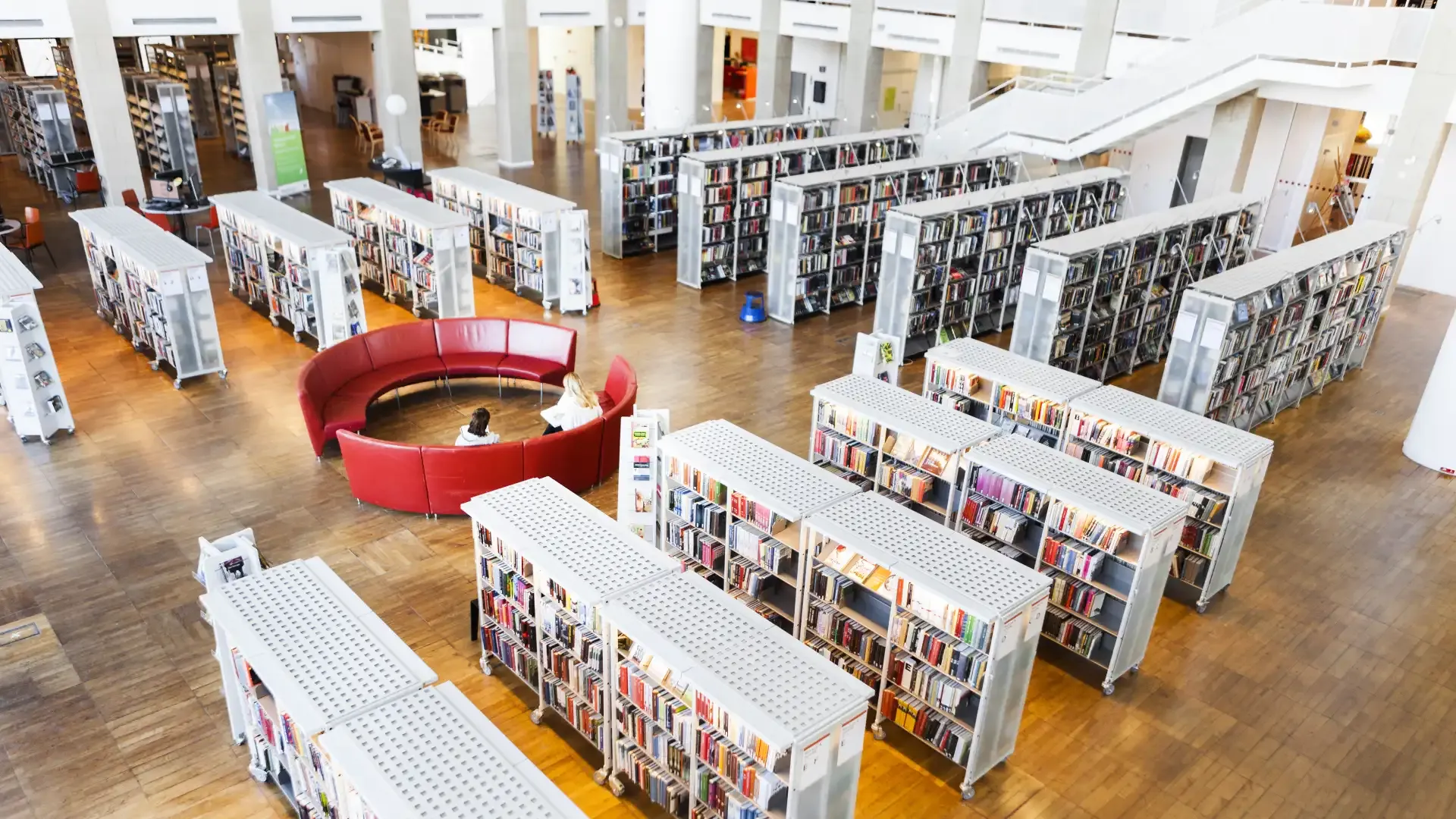 Blick von oben in eine große Bibliothek mit vielen Regalen: Das Wissen ist da, es muss nur gefunden werden